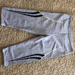 Never worn Fabletics cropped leggings
